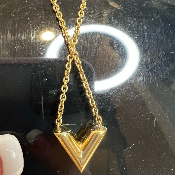 LOUIS VUITTON Essential V Necklace W Box & Dustbag